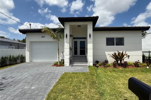 House in Miami, Florida 3 bedrooms № 1941208 - photo 1