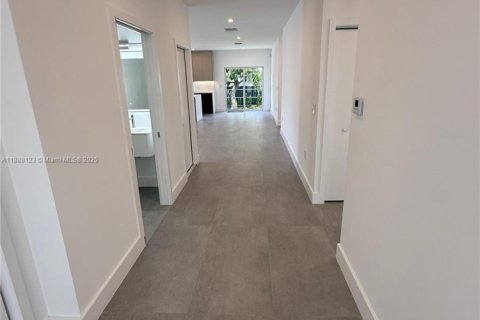 House in Miami, Florida 3 bedrooms № 1941208 - photo 10