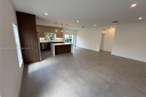 House in Miami, Florida 3 bedrooms № 1941208 - photo 11