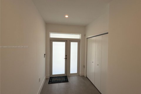 House in Miami, Florida 3 bedrooms № 1941208 - photo 4