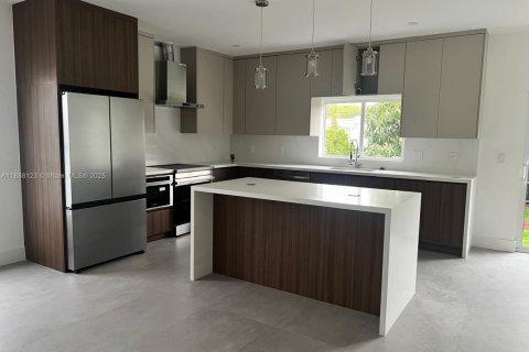 House in Miami, Florida 3 bedrooms № 1941208 - photo 14