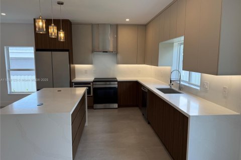 House in Miami, Florida 3 bedrooms № 1941208 - photo 16