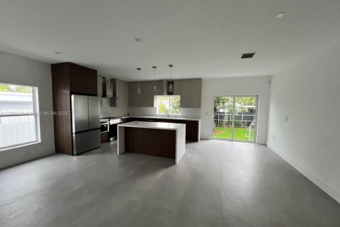 House in Miami, Florida 3 bedrooms № 1941208 - photo 12