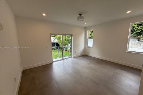 House in Miami, Florida 3 bedrooms № 1941208 - photo 7