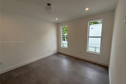 House in Miami, Florida 3 bedrooms № 1941208 - photo 9