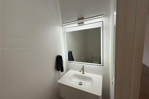 House in Miami, Florida 3 bedrooms № 1941208 - photo 25