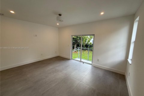 House in Miami, Florida 3 bedrooms № 1941208 - photo 8