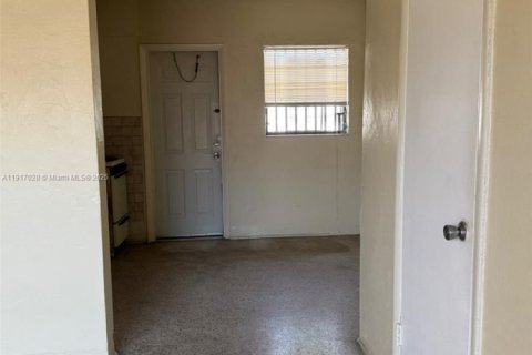 Купить коммерческую недвижимость в Майами, Флорида № 1974351 - фото 10