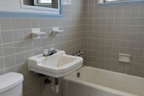 Купить коммерческую недвижимость в Майами, Флорида № 1974351 - фото 8