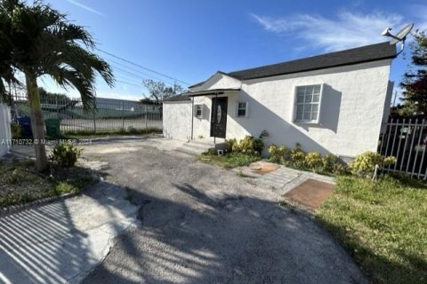 House in Miami, Florida 4 bedrooms, 102.19 sq.m. № 1462974 - photo 3