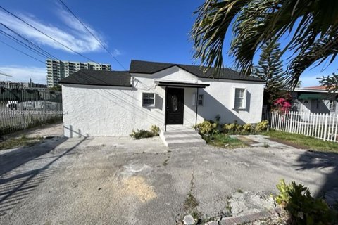 House in Miami, Florida 4 bedrooms, 102.19 sq.m. № 1462974 - photo 1