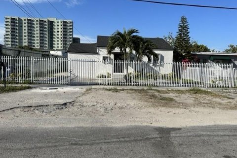 House in Miami, Florida 4 bedrooms, 102.19 sq.m. № 1462974 - photo 2