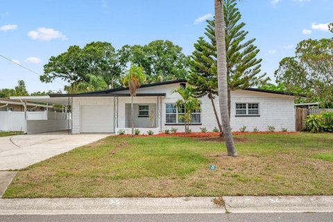 House in Saint Petersburg, Florida 2 bedrooms, 92.44 sq.m. № 1740444 - photo 1