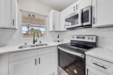 House in Saint Petersburg, Florida 2 bedrooms, 92.44 sq.m. № 1740444 - photo 11