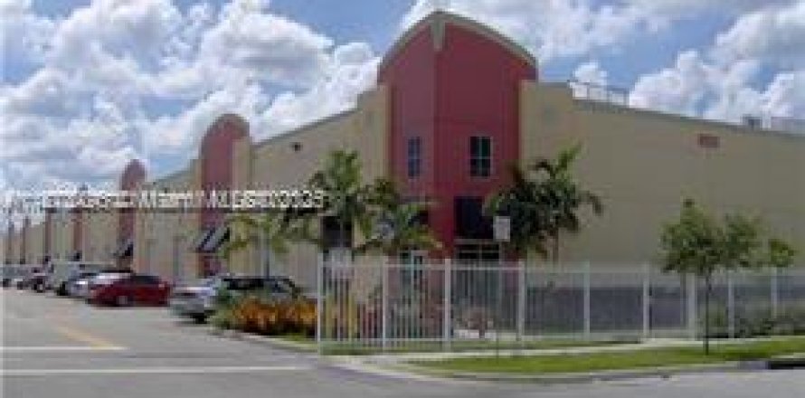 Immobilier commercial à Doral, Floride № 1898031