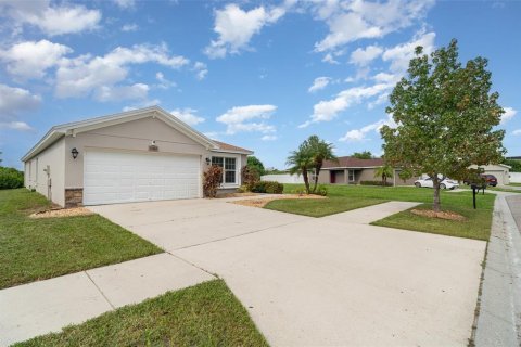 House in Gibsonton, Florida 4 bedrooms, 157 sq.m. № 1910217 - photo 2