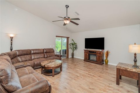 House in Gibsonton, Florida 4 bedrooms, 157 sq.m. № 1910217 - photo 5