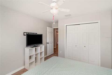 House in Gibsonton, Florida 4 bedrooms, 157 sq.m. № 1910217 - photo 15