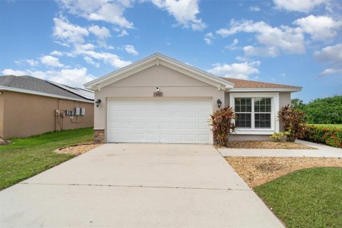 House in Gibsonton, Florida 4 bedrooms, 157 sq.m. № 1910217 - photo 1