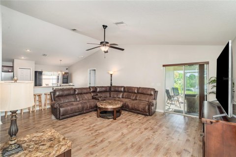 House in Gibsonton, Florida 4 bedrooms, 157 sq.m. № 1910217 - photo 6