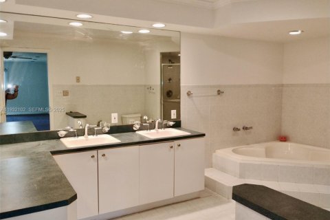 Villa ou maison à vendre à Miami, Floride: 3 chambres, 233.28 m2 № 1990592 - photo 24