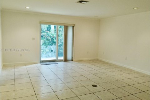 Villa ou maison à vendre à Miami, Floride: 3 chambres, 233.28 m2 № 1990592 - photo 25