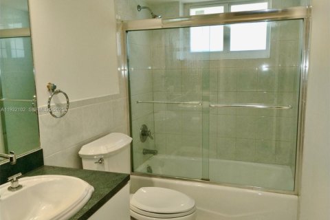 Villa ou maison à vendre à Miami, Floride: 3 chambres, 233.28 m2 № 1990592 - photo 20