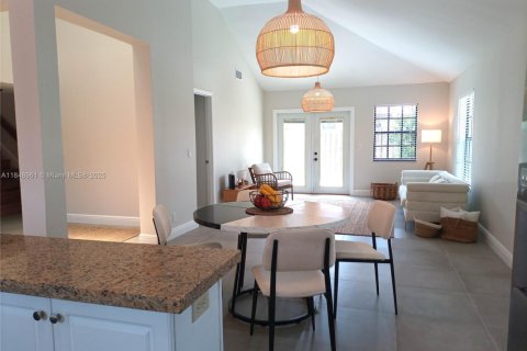 Townhouse in Wellington, Florida 4 bedrooms, 148.55 sq.m. № 1958107 - photo 1