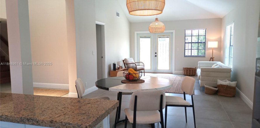 Townhouse in Wellington, Florida 4 bedrooms, 148.55 sq.m. № 1958107