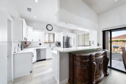 Купить виллу или дом в Хомстед, Флорида 4 спальни, 149.39м2, № 2006524 - фото 7