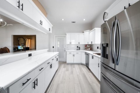 Купить виллу или дом в Хомстед, Флорида 4 спальни, 149.39м2, № 2006524 - фото 10