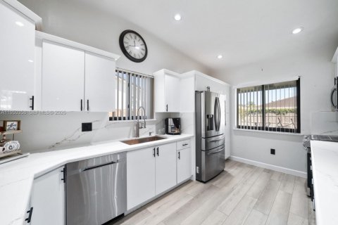 Купить виллу или дом в Хомстед, Флорида 4 спальни, 149.39м2, № 2006524 - фото 8