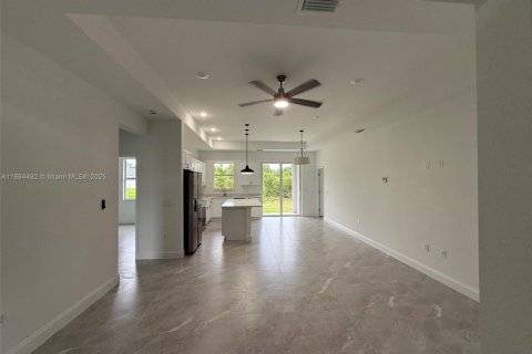 House in Lehigh Acres, Florida 3 bedrooms № 2012772 - photo 15