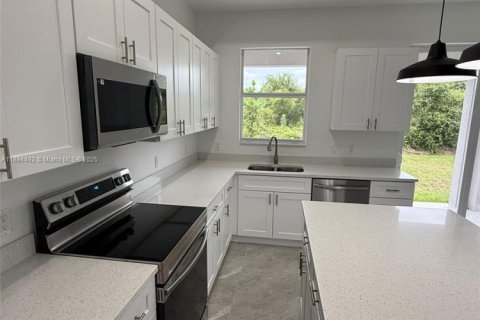 House in Lehigh Acres, Florida 3 bedrooms № 2012772 - photo 18