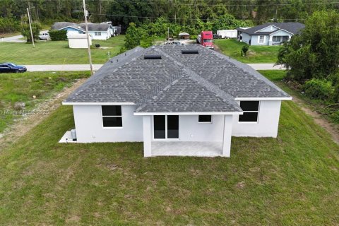 House in Lehigh Acres, Florida 3 bedrooms № 2012772 - photo 9