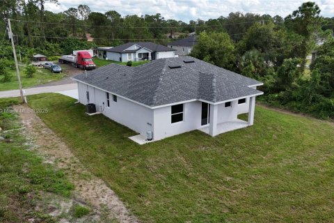 House in Lehigh Acres, Florida 3 bedrooms № 2012772 - photo 10