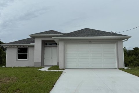 House in Lehigh Acres, Florida 3 bedrooms № 2012772 - photo 3