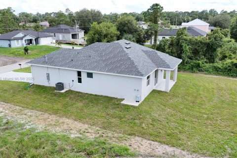 House in Lehigh Acres, Florida 3 bedrooms № 2012772 - photo 11
