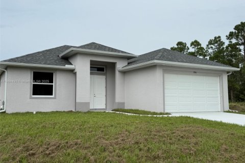 House in Lehigh Acres, Florida 3 bedrooms № 2012772 - photo 2