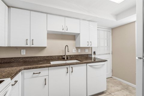 Condo in Vero Beach, Florida, 2 bedrooms № 2173500 - photo 11
