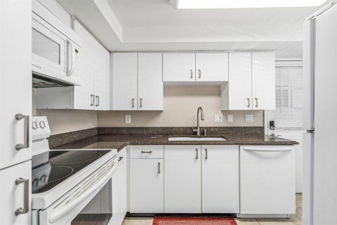 Condo in Vero Beach, Florida, 2 bedrooms № 2173500 - photo 13