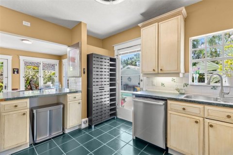 House in Saint Petersburg, Florida 3 bedrooms, 193.7 sq.m. № 1662525 - photo 18