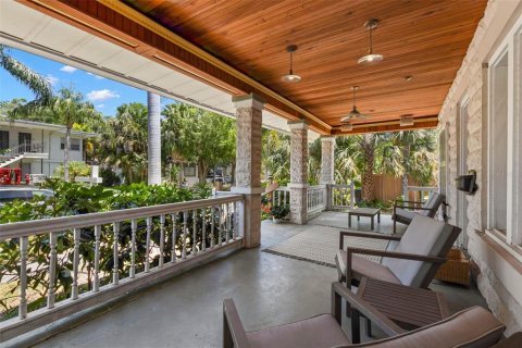House in Saint Petersburg, Florida 3 bedrooms, 193.7 sq.m. № 1662525 - photo 7