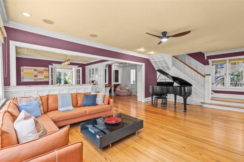 House in Saint Petersburg, Florida 3 bedrooms, 193.7 sq.m. № 1662525 - photo 9