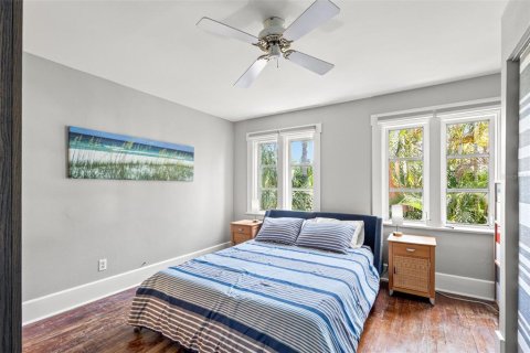 House in Saint Petersburg, Florida 3 bedrooms, 193.7 sq.m. № 1662525 - photo 26