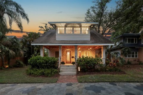 House in Saint Petersburg, Florida 3 bedrooms, 193.7 sq.m. № 1662525 - photo 2