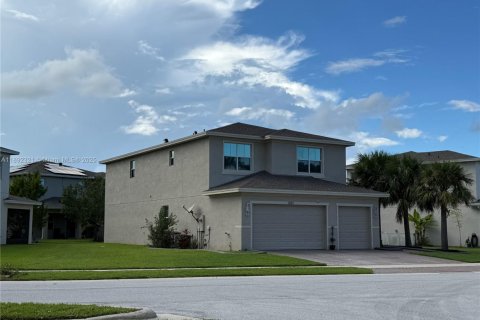 House in Port St. Lucie, Florida 6 bedrooms, 337.05 sq.m. № 1944254 - photo 3