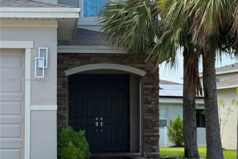 House in Port St. Lucie, Florida 6 bedrooms, 337.05 sq.m. № 1944254 - photo 2