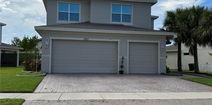 House in Port St. Lucie, Florida 6 bedrooms, 337.05 sq.m. № 1944254