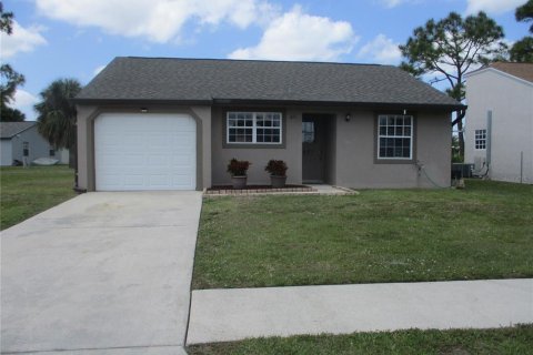 House in Port Charlotte, Florida 2 bedrooms, 75.53 sq.m. № 2359395